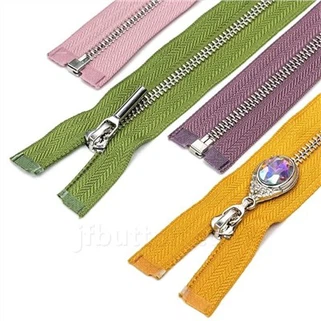 Metalldragkedjor vid gården